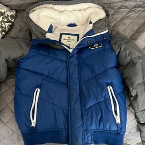 Kids Coat.  Has front zipper with 2 front pockets with zipper.